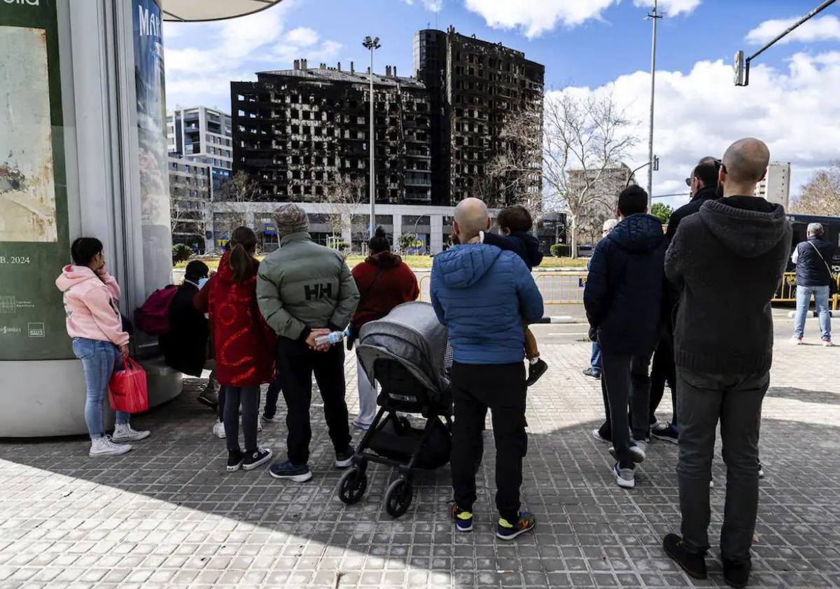 Imagen principal - Selfis, curiosos que se llevan trozos de fachada como souvenir... El incendio de Valencia se convierte en una «atracción»