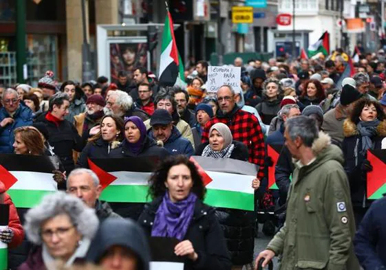 Cientos de personas se han manifestado con banderas palestinas y pancartas contra Israel y la Unión Europea
