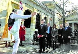 Ramón baila el aurresku en la toma de posesión de Urkullu, en 2014.