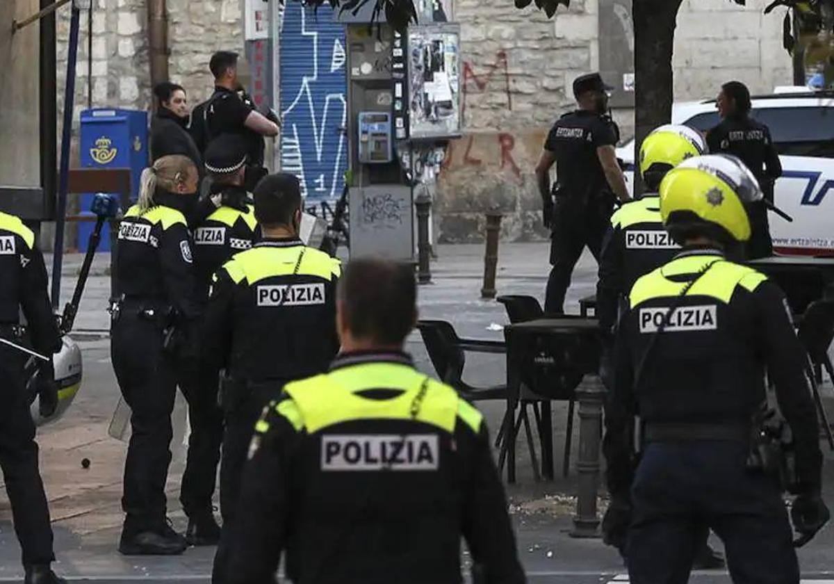 Los amplios despliegues policiales son habituales en la zona del operativo de ayer.