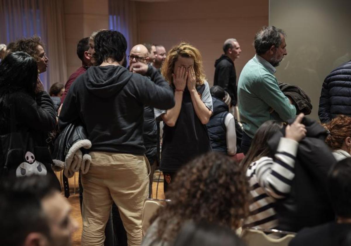 Una mujer se lamenta durante una reunión con los responsables municipales en el Ayuntamiento de la ciuda.