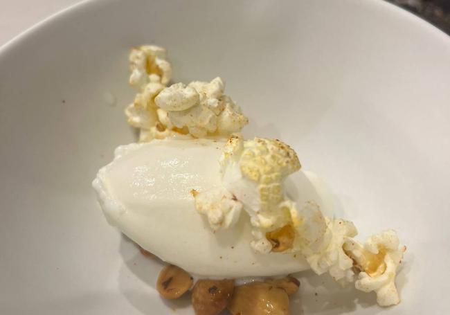 Helado de Idiazabal ahumado, almendra trufada, palomitas con piment d'espelette.