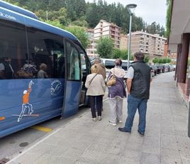 Ciudadanos de Ondarroa se suben al bus urbano en la parada de Kamiñazpi.
