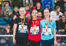 Avril Gómez, en el centro de la imagen, luce la medalla de oro lograda este fin de semana en Sabadell.