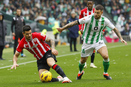 Berchiche retiene el balón en el encuentro contra el Betis en el Benito Villamarín.