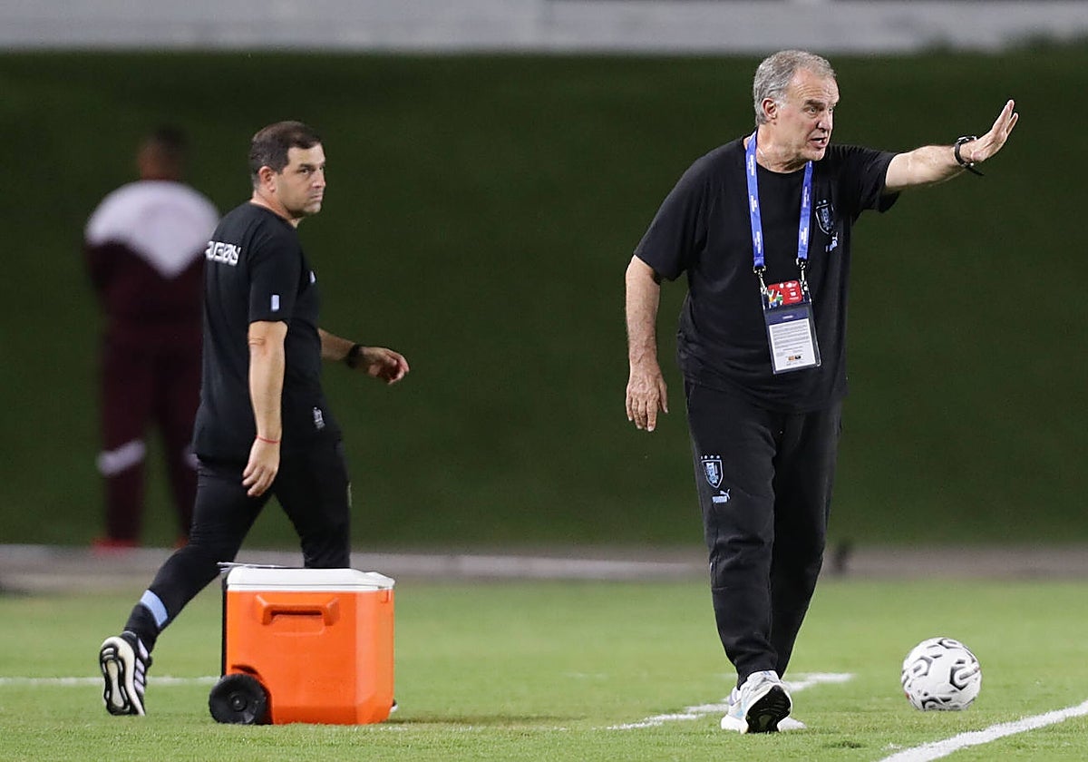 Marcelo Bielsa en un entrenamiento con Uruguay.