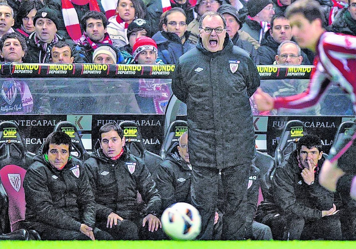 Marcelo Bielsa dirige un partido del Athletic en el viejo San Mamés.