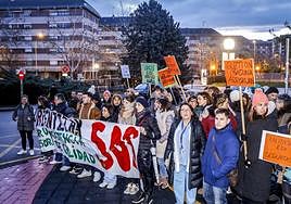 Concentración de este lunes en las puertas del HUA Txagorritxu.