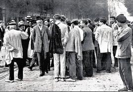 El líder socialista Pablo Iglesias (1), junto a Facundo Perezagua (2), entre un grupo de obreros en la Gran Vía de Bilbao, durante la huelga general de septiembre de 1911.