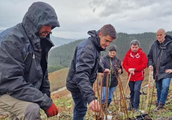 Técnicos de Diputación este lunes en Zalla junto Arantza Atutxa, diputada de Medio Natural, Josu Perón, presidente de Cruz Roja Bizkaia, y Unai Diago, alcalde