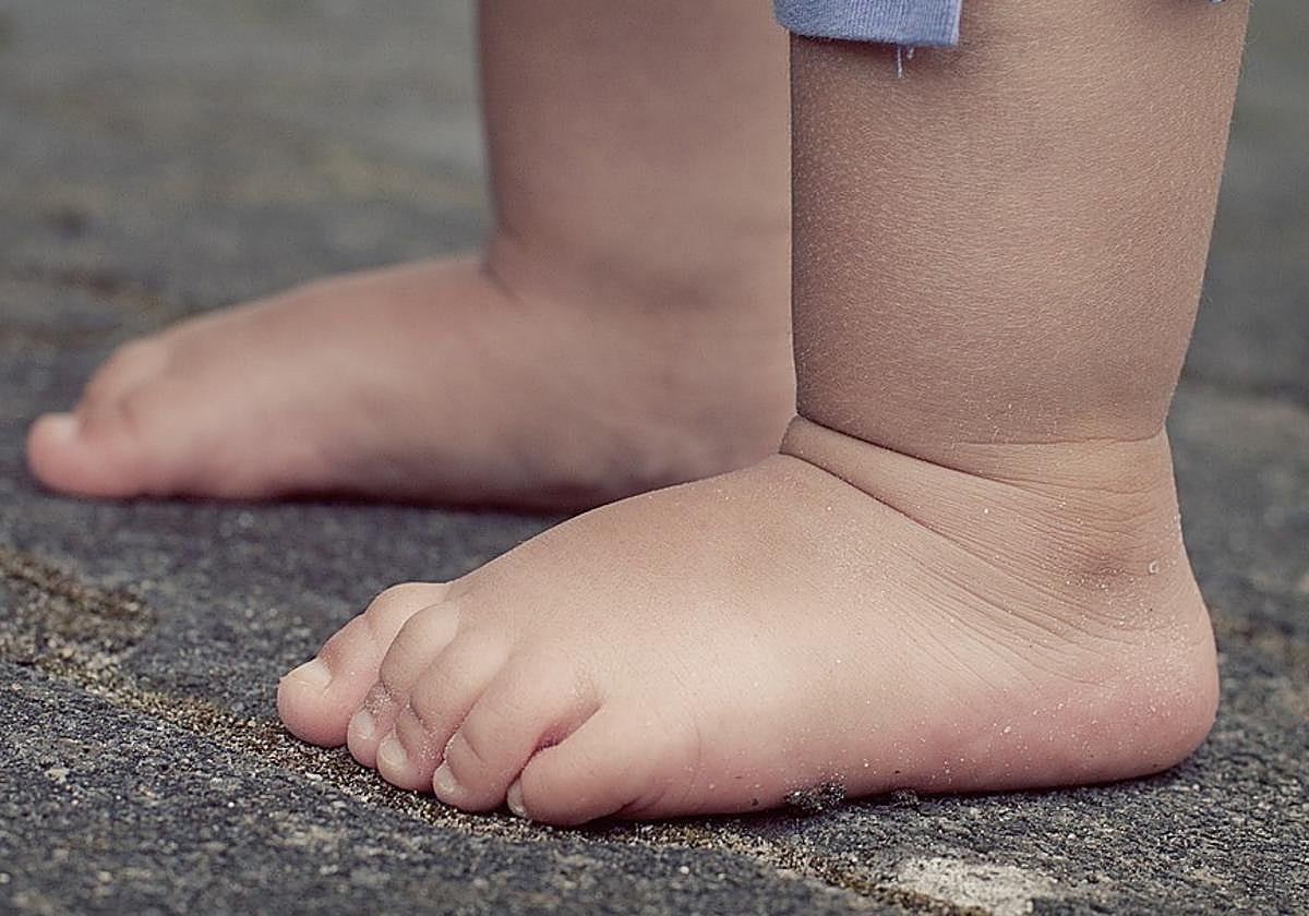 Un niño de 2 años se escapa de casa semidesnudo mientras su madre se emborracha en un bar de Tudela