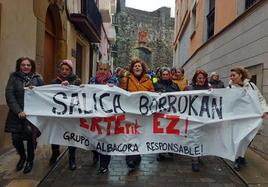 Manifestación este mediodía de las trabajadoras de la conservera Salica de Bermeo por las calles de la villa marinera.