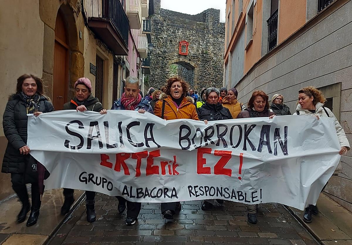 Manifestación este mediodía de las trabajadoras de la conservera Salica de Bermeo por las calles de la villa marinera.