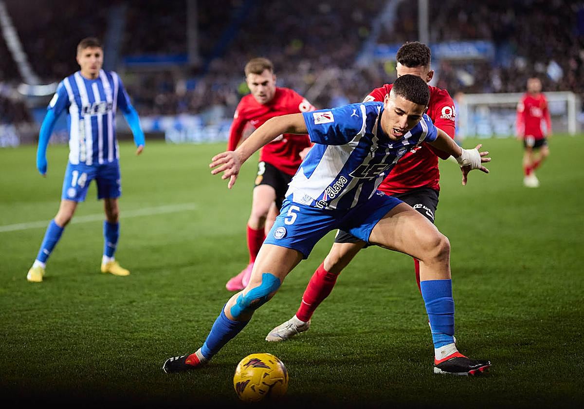 Abqar protege el blaón ante un jugador del Mallorca.