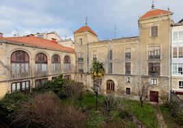 Una red protectora cubre el palacio ante posibles desprendimientos.