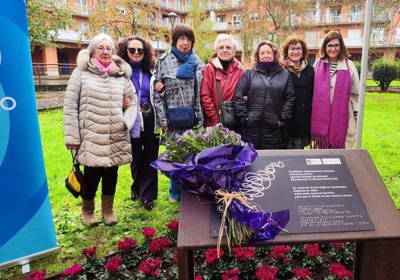 Isabel Iraurgi (tercera por la izquierda), posa junto con representantes de Andragunea y otras mujeres posan en el Día de la Eliminación de Violencia contra la Mujer.