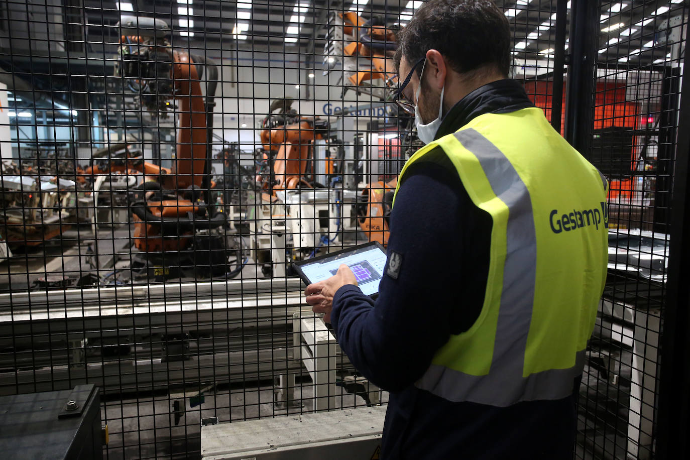 Un trabajador en la planta vizcaína de Gestamp en Abadiño.