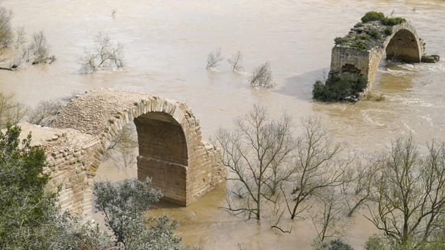 Imagen después - El antes y el después de la reconstrucción del arco riojano del puente de Mantible.