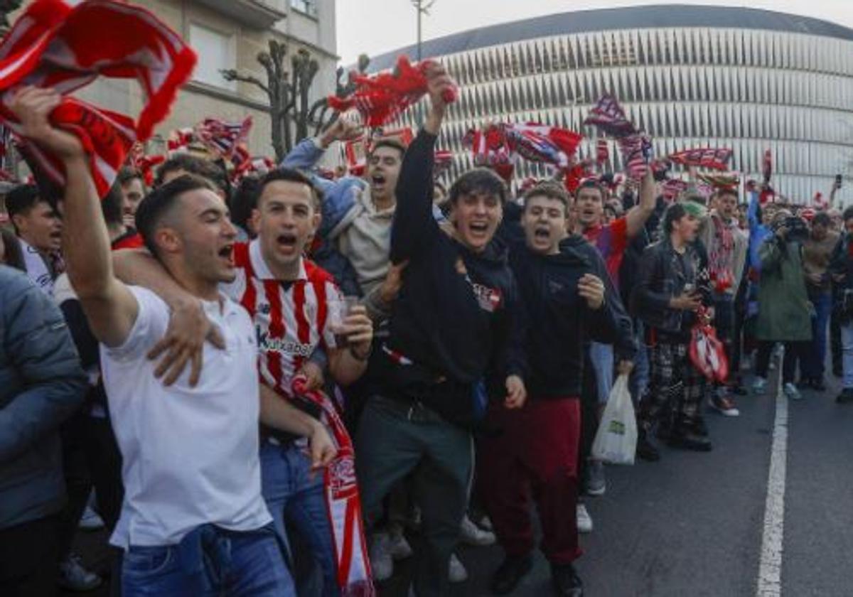 La afición del Athletic prepara un gran recibimiento en la explanada de San Mamés para la semifinal de Copa