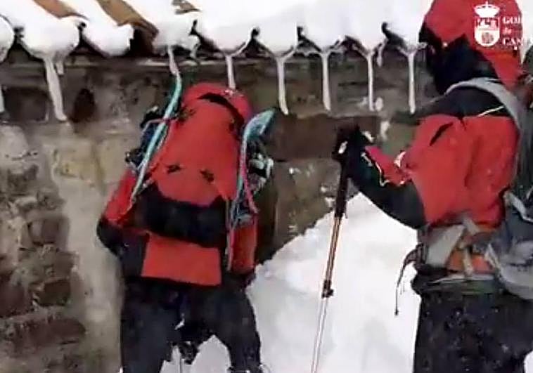 Rescatan a dos bilbaínas atrapadas por la nieve en un refugio de montaña en Cantabria