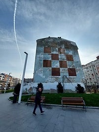 Un vecino transita por la plaza que coloquialmente se conoce con el nombre del mural.