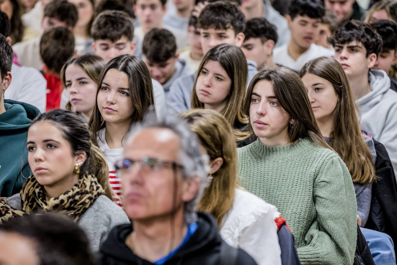 Alumnos escuchan una de las ponencias.