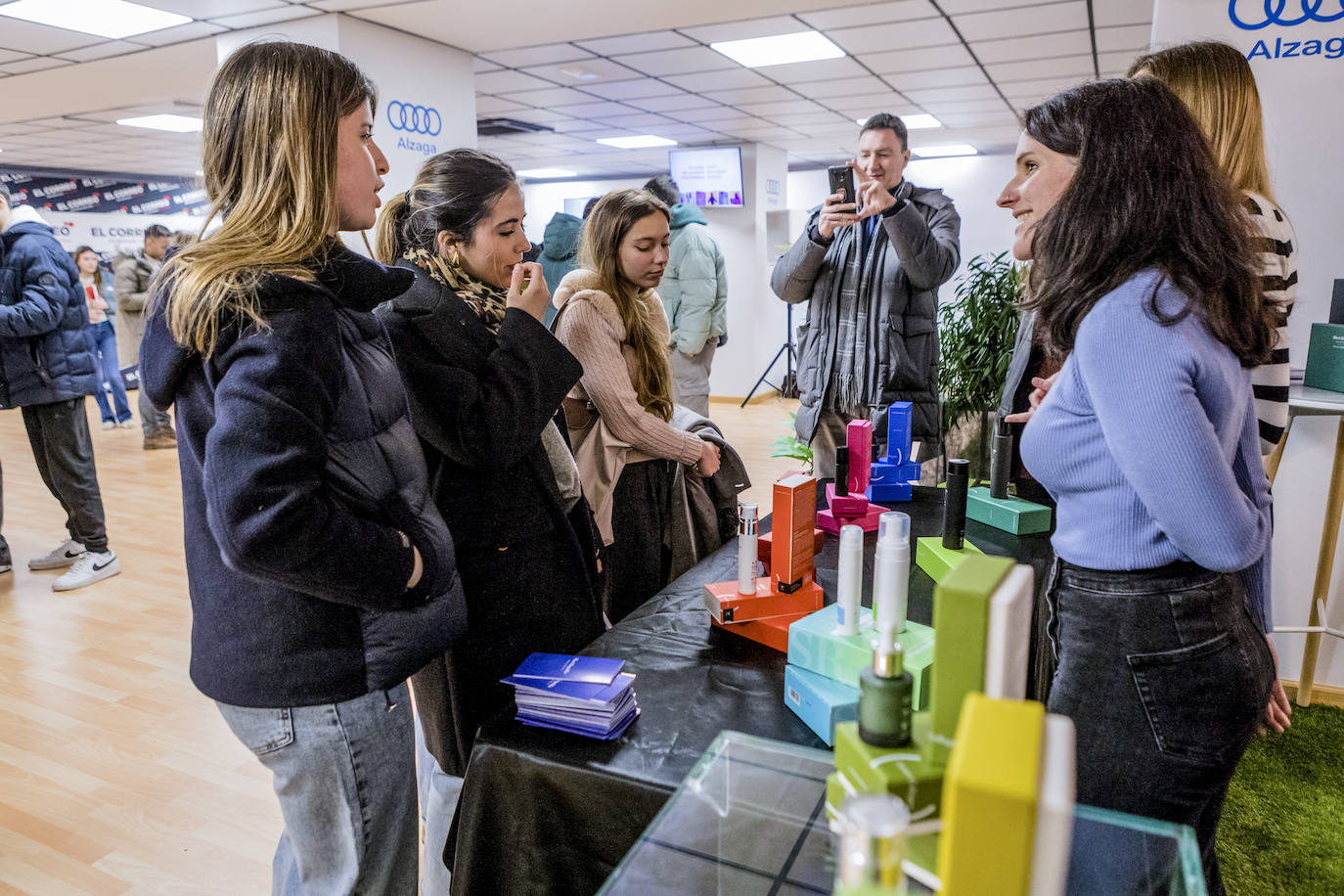 Varias estudiantes se interesan por los productos de Sibari Republic.