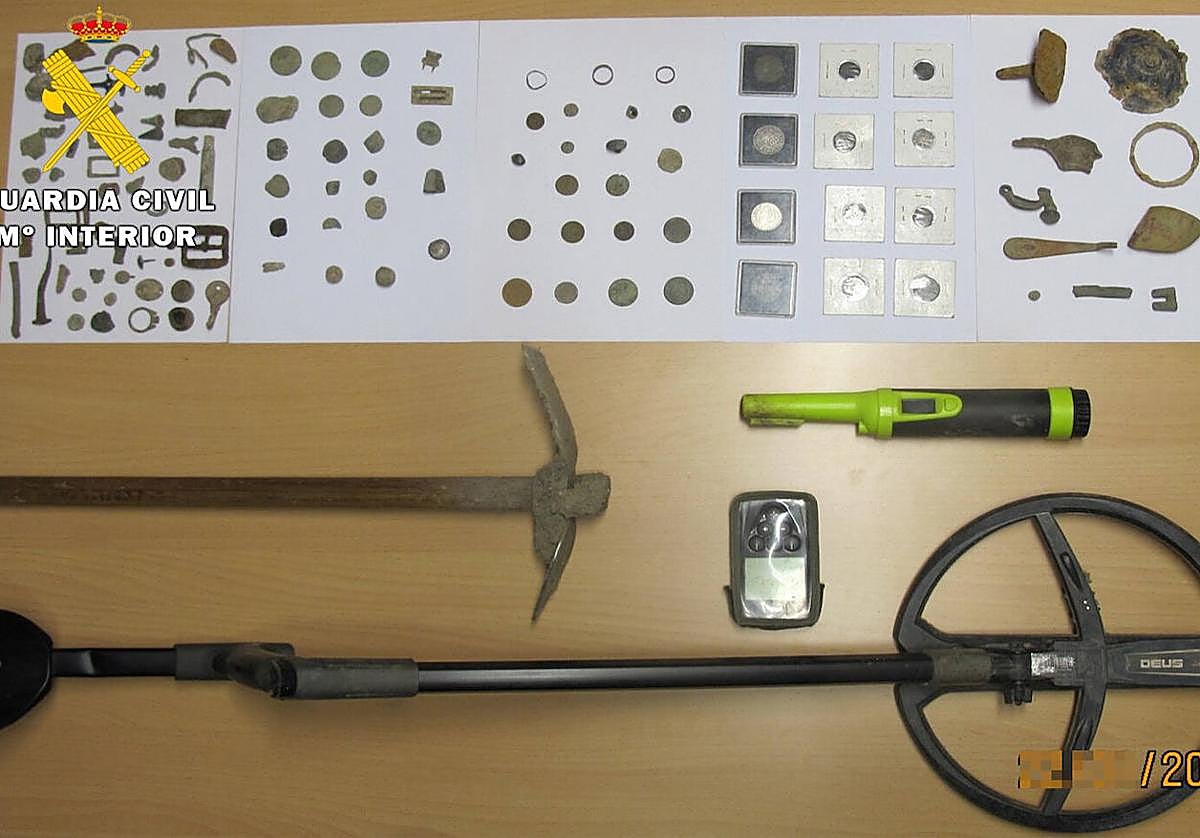 Objetos y herramientas decomisadas al condenado el pasado verano. G