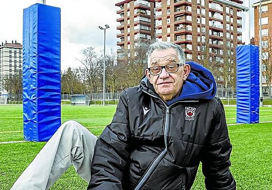 Roberto Corres, a ras del césped del campo de rugby donde se ejercita el Gaztedi.
