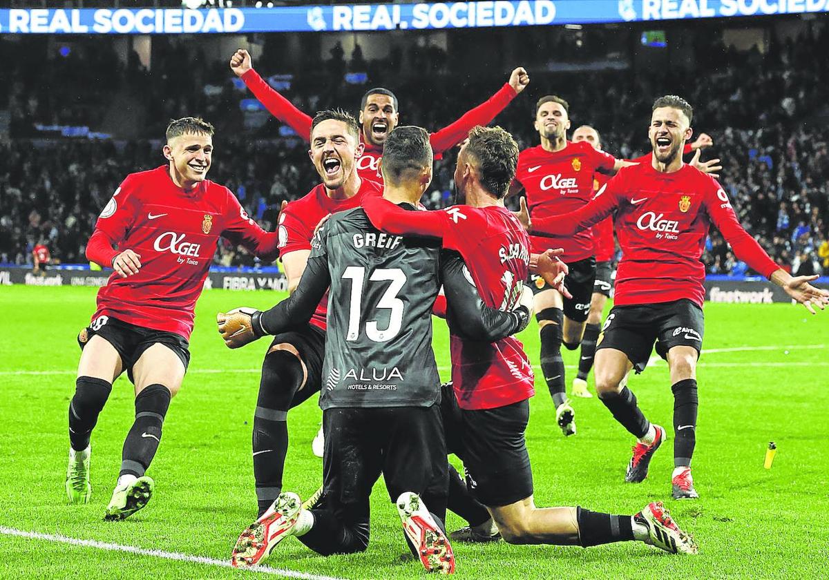 Los jugadores del Mallorca celebran su clasificación tras los lanzamientos de penaltis.