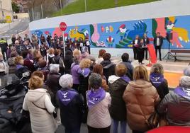 Imagen del acto del año pasado celebrado en Ortuella para reivindicar el papel de la mujer con un nuevo mural.