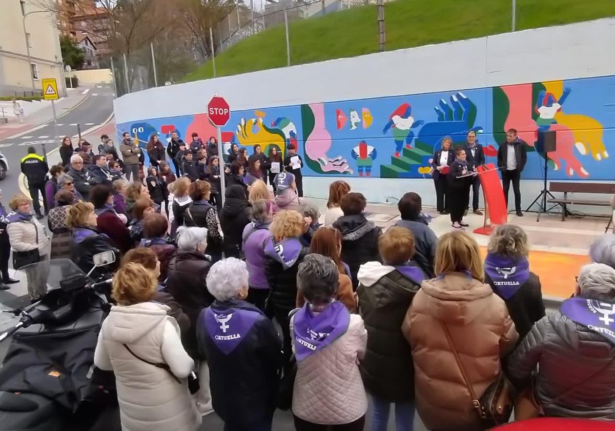 Imagen del acto del año pasado celebrado en Ortuella para reivindicar el papel de la mujer con un nuevo mural.