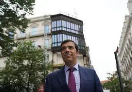 Antón Arriola, presidente de Kutxabank junto a la sede del banco en Bilbao.