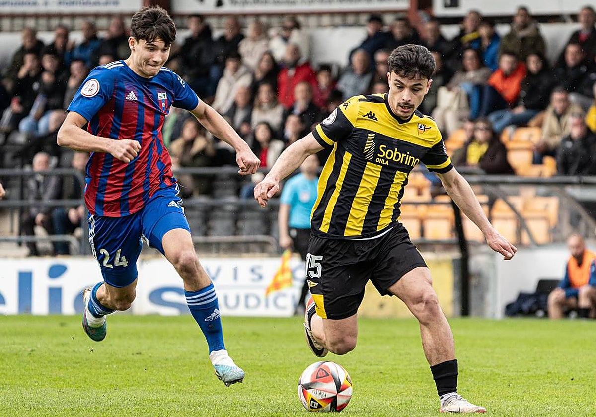 Iñigo Martín es perseguido por David Osipov en el último partido entre el Portugalete y el Derio.