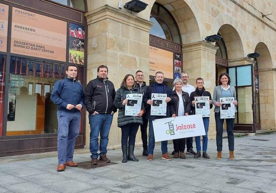 Miembros de Jaizale Txistulari Elkartean posan junto a la alcaldesa, Mireia Elkoroiribe, en la presentación del acto.