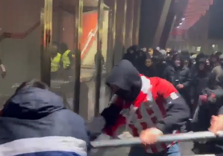 Radicales del Athletic aporrean con una valla la puerta por donde entraron aficionados del Atlético
