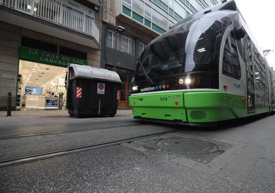 El tranvía a su paso por General Álava, junto a una arqueta.