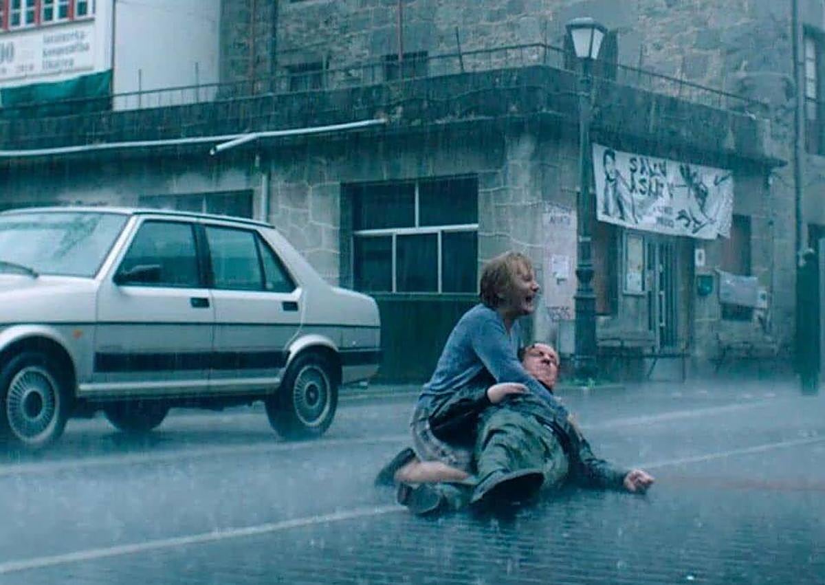 Imagen secundaria 1 - fFotogramas de 'Galgos', 'Patria' y 'Bajo las estrellas', tres de los trabajos más aplaudidos de Viscarret.