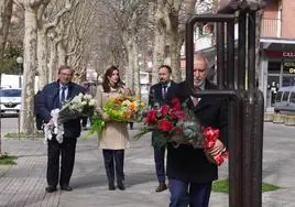 El ministro Torres deposita un ramo de rosas rojas. Detrás, el secretario de Estado, la alcaldesa de Vitoria y el delegado del Gobierno.