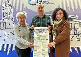 La concejala socialista, Alicia Hernández, el concejal de Transparencia y Buen Gobierno, Jon Artabe, y la alcaldesa jeltzale, Ainhoa Salterain, posan con la programación del 8M