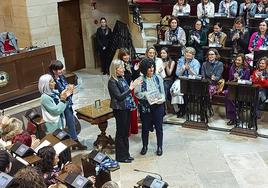 Leire Ovejero, responsable del centro San Luis, recibe el reconocimiento por su labor a favor de la conciliación en el marco de la Asamblea de Mujeres Electas en la Casa de Juntas de Gernika.