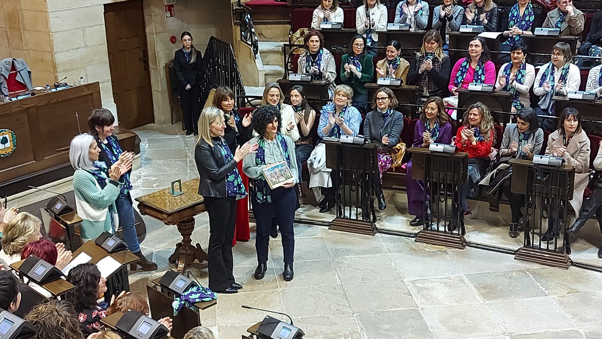 Leire Ovejero, responsable del centro San Luis, recibe el reconocimiento por su labor a favor de la conciliación en el marco de la Asamblea de Mujeres Electas en la Casa de Juntas de Gernika.