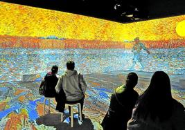 En una de las salas se proyectan en 360º los cuadros de Van Gogh, acompañados por grandes obras de música clásica.