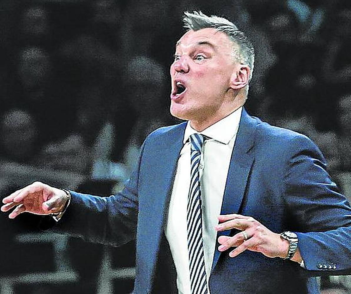 Jasikevicius da órdenes desde la banda.