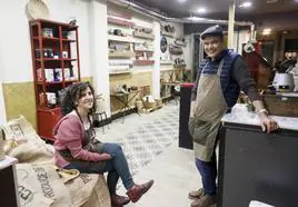 Arnaldo y Esther han abierto una tienda en Bilbao con los mejores cafés del mundo.