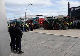 Los agricultores este viernes frente a las oficinas de URA en Vitoria.