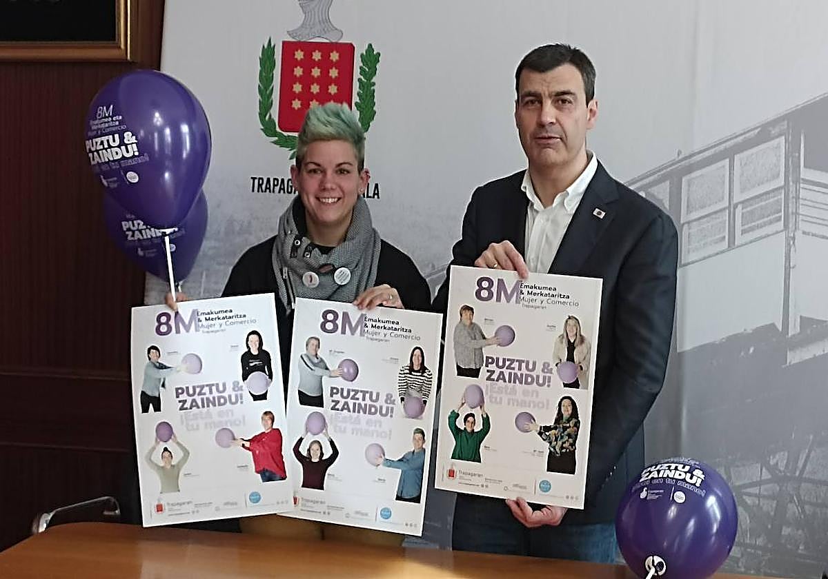 El alcalde, Miguel Ángel Gómez Viar, y Marta Merino, de la asociación de comerciantes Baturik, presentan el programa del 8-M.