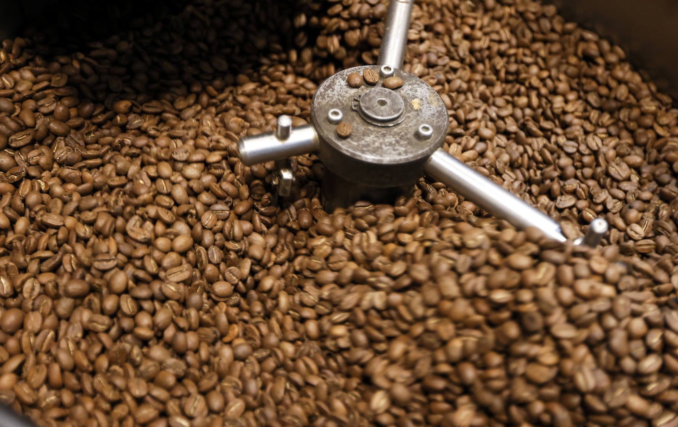 Arnaldo y Esther, la pareja que ha abierto una tienda en Bilbao con los mejores cafés del mundo