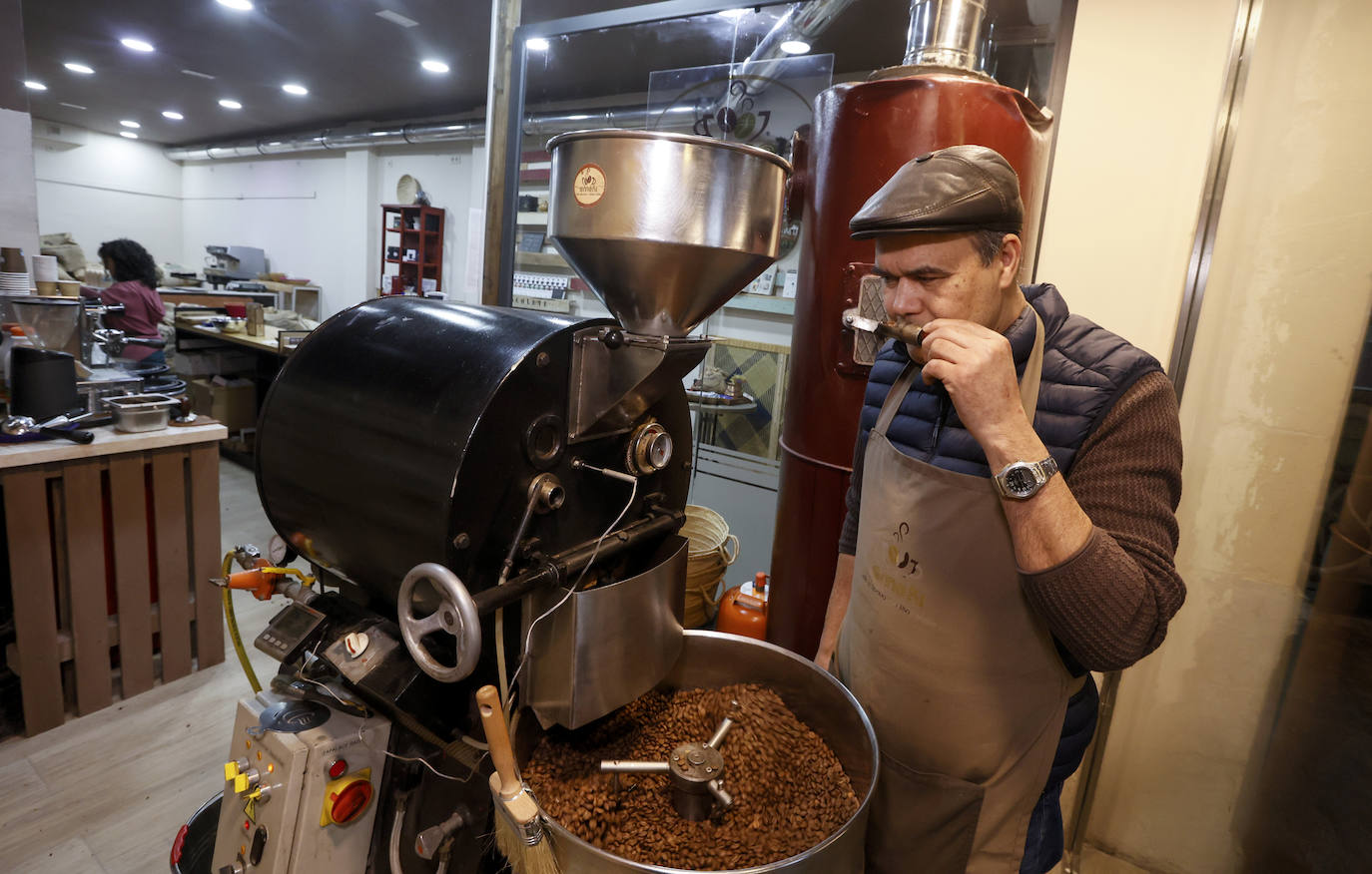 Arnaldo y Esther, la pareja que ha abierto una tienda en Bilbao con los mejores cafés del mundo