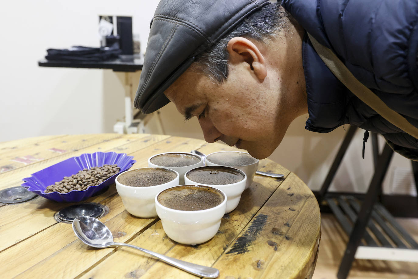 Arnaldo y Esther, la pareja que ha abierto una tienda en Bilbao con los mejores cafés del mundo